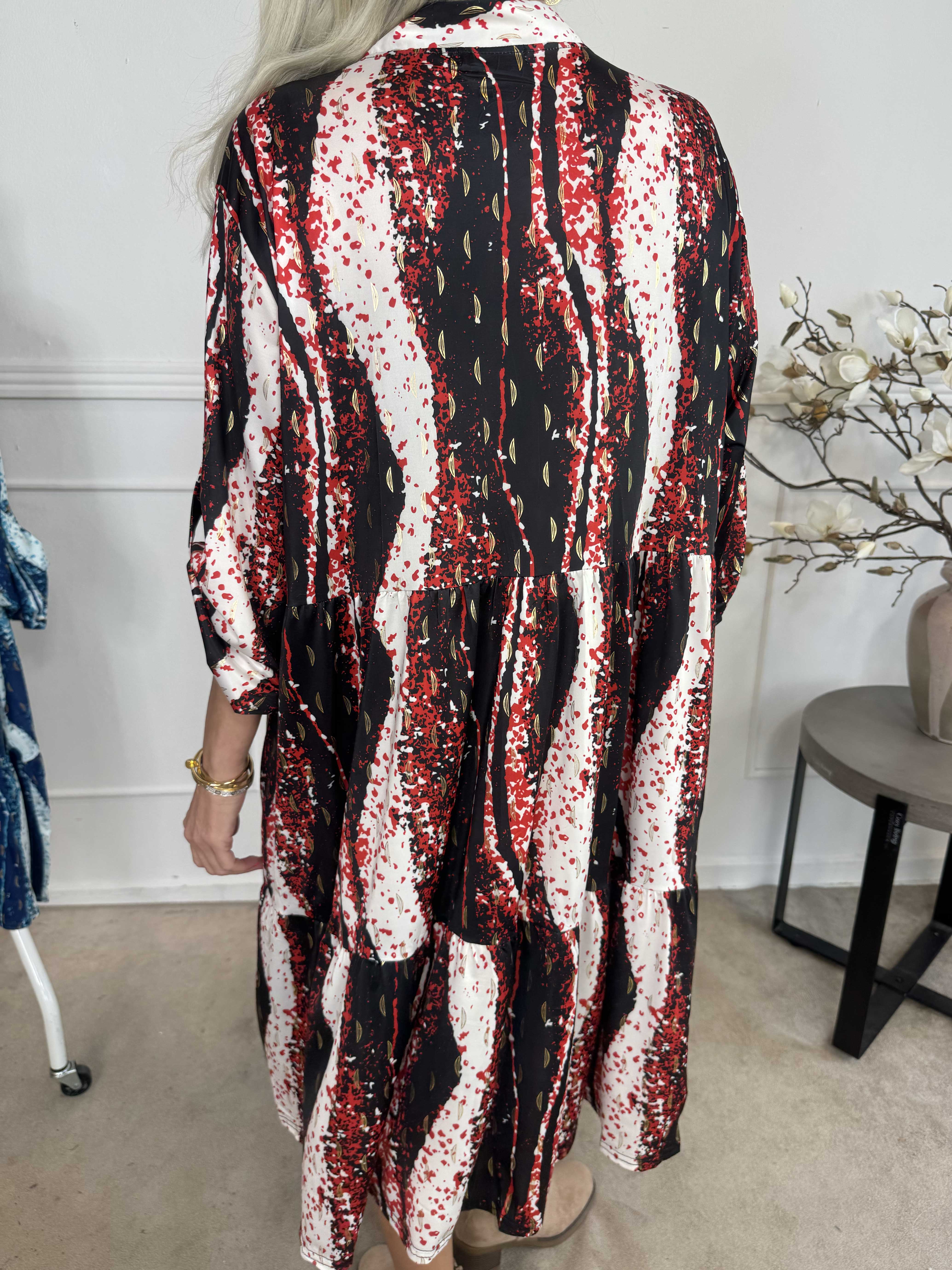 Milano Wave Midi - Kjole med mønster og lag på lag look